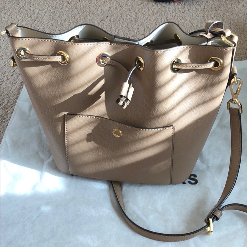 Michael kors hreenwich leather bucket bag